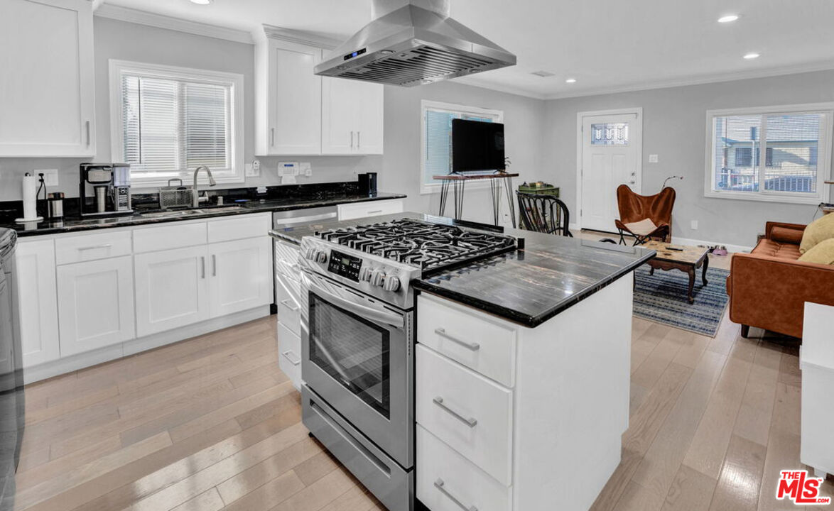 1946 W 39th St Unit: 1948