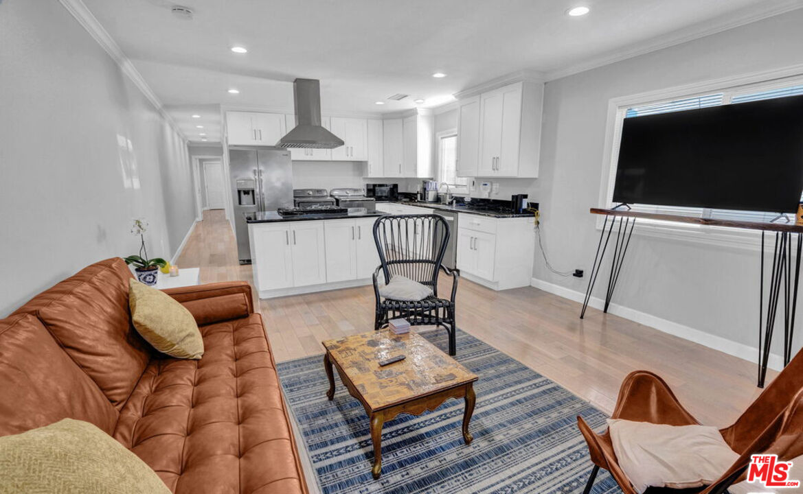 1946 W 39th St Unit: 1948