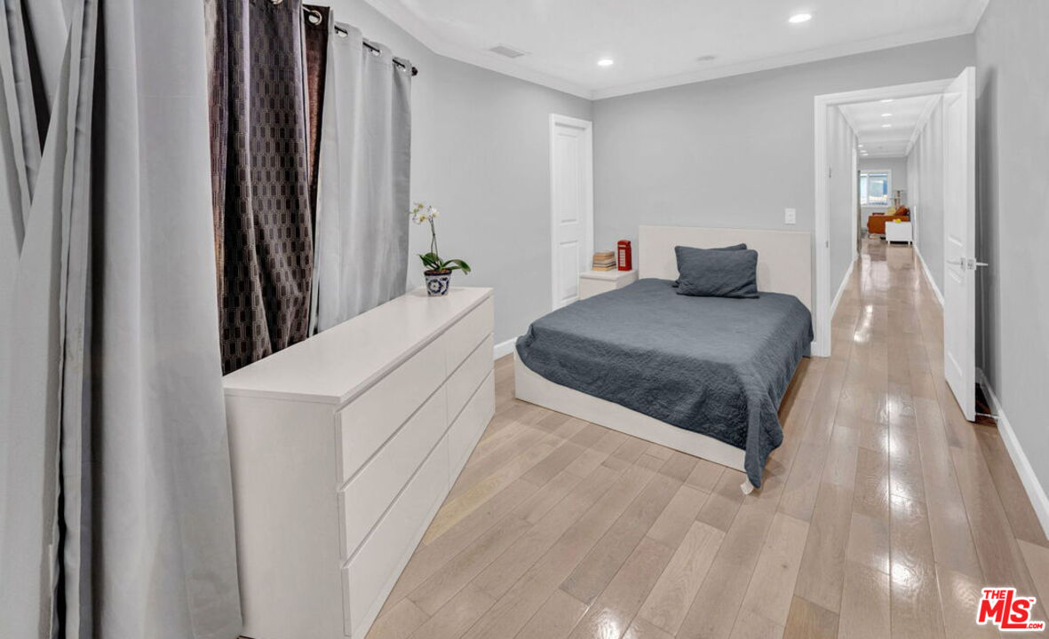 1946 W 39th St Unit: 1948