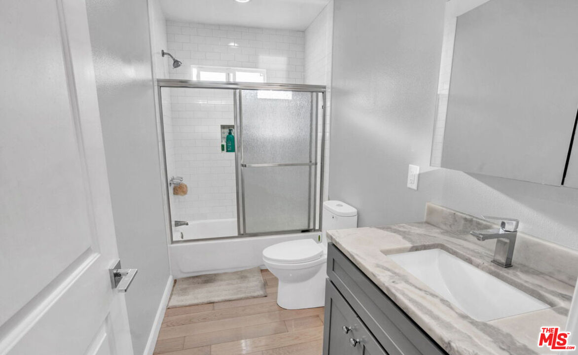 1946 W 39th St Unit: 1948