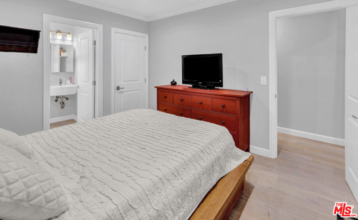 1946 W 39th St Unit: 1948
