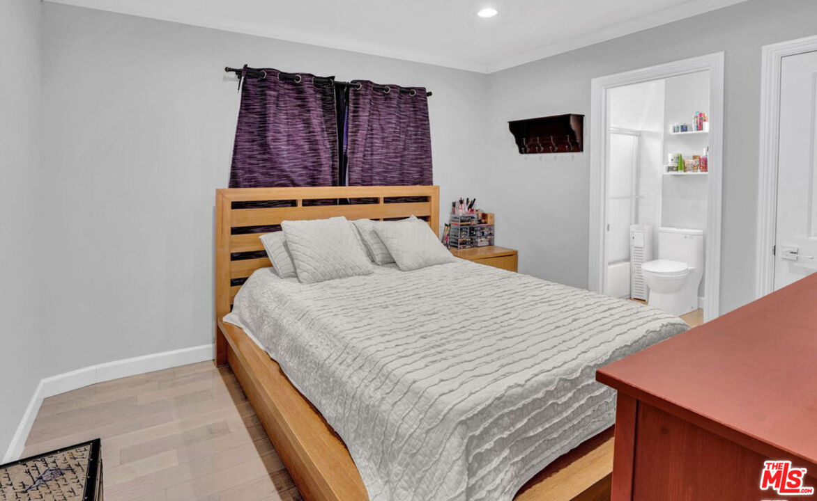 1946 W 39th St Unit: 1948