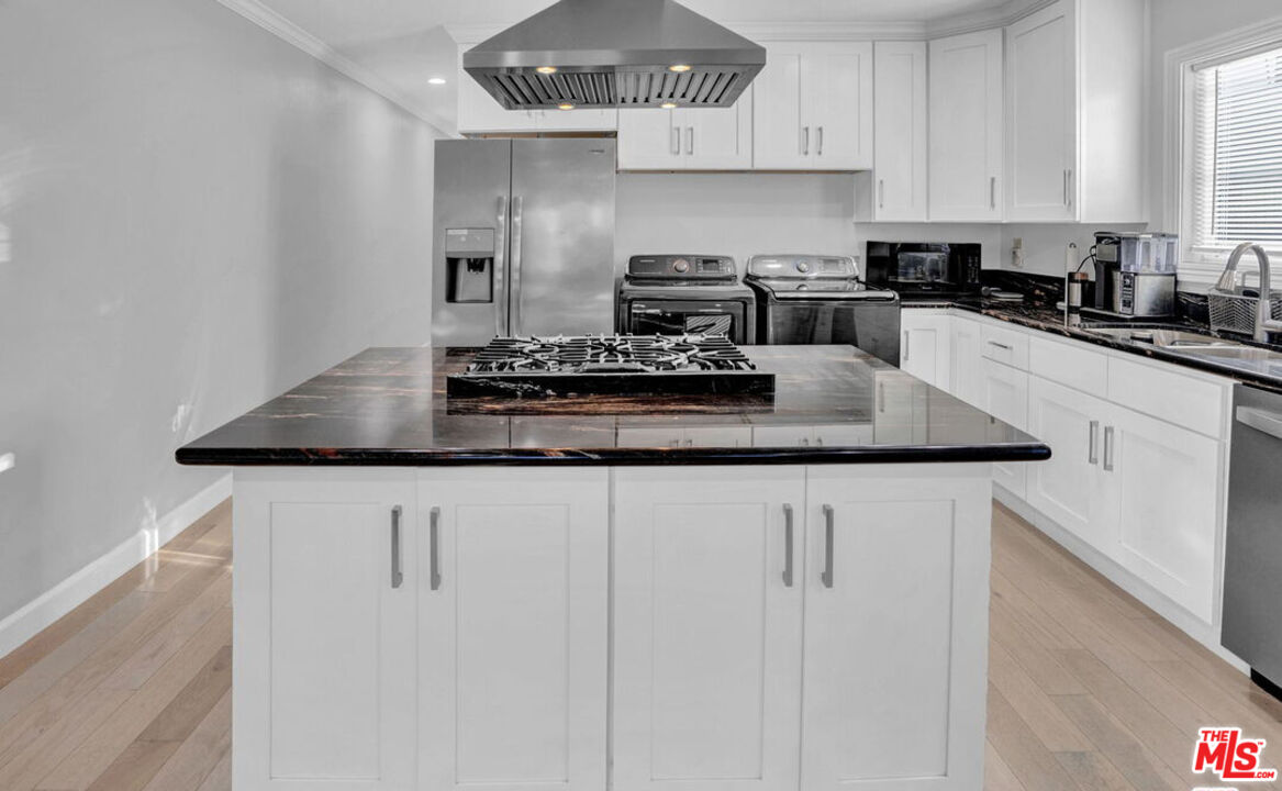 1946 W 39th St Unit: 1948