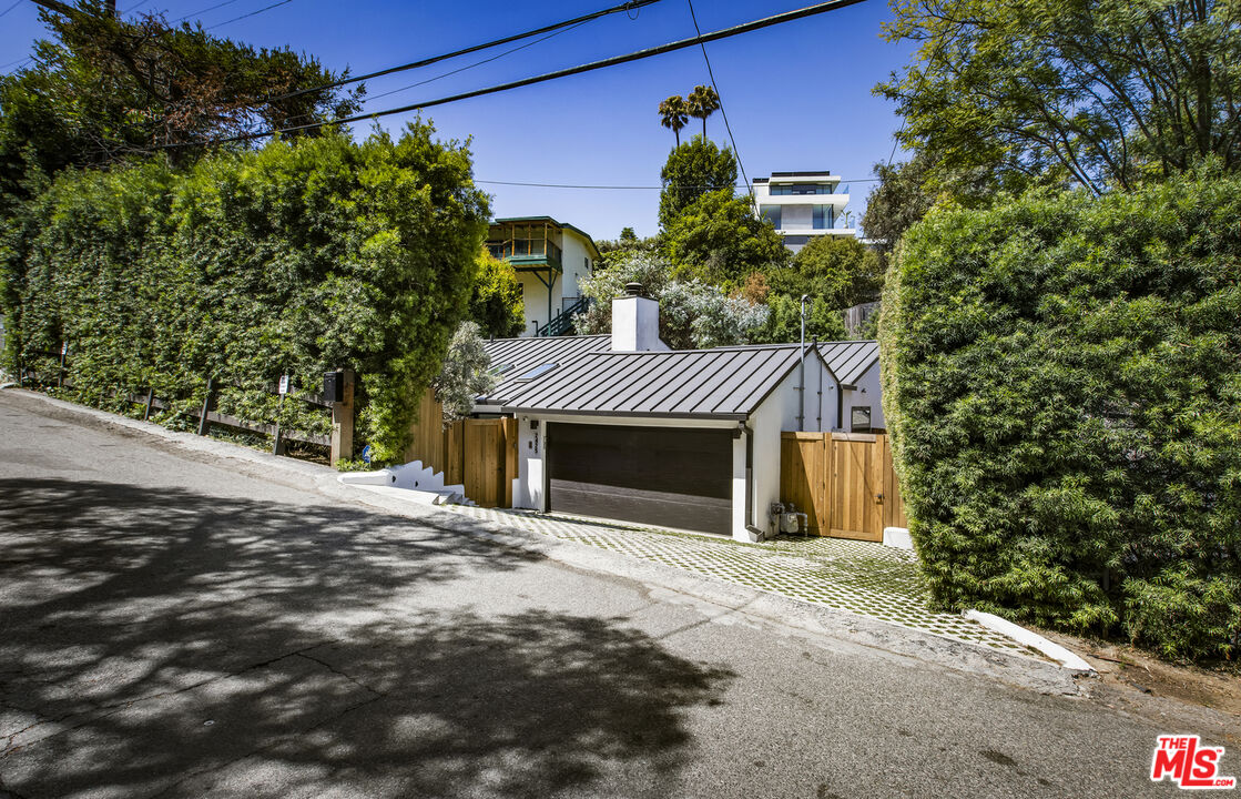 2425 Rinconia Dr