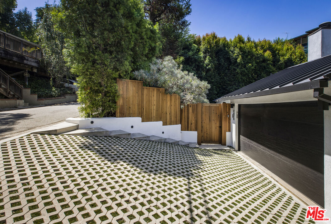2425 Rinconia Dr