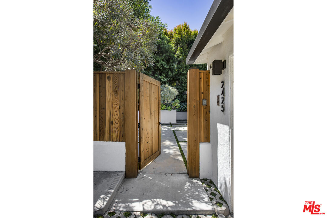 2425 Rinconia Dr