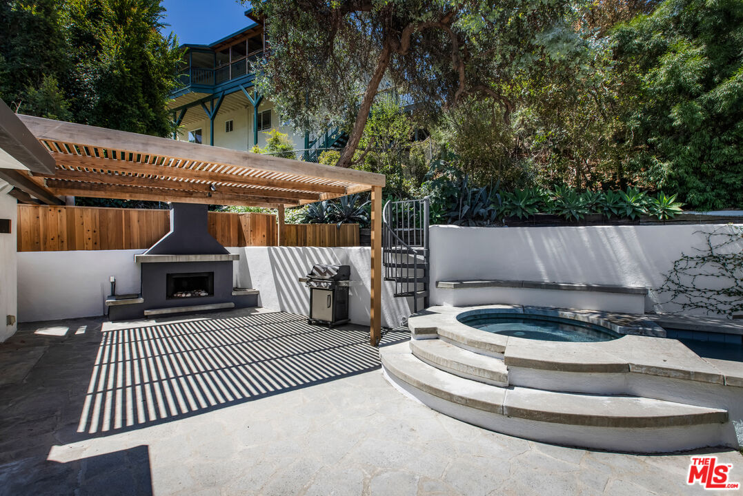 2425 Rinconia Dr