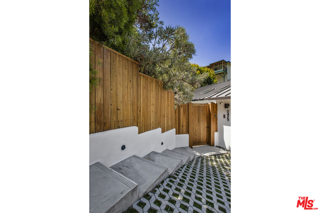 2425 Rinconia Dr