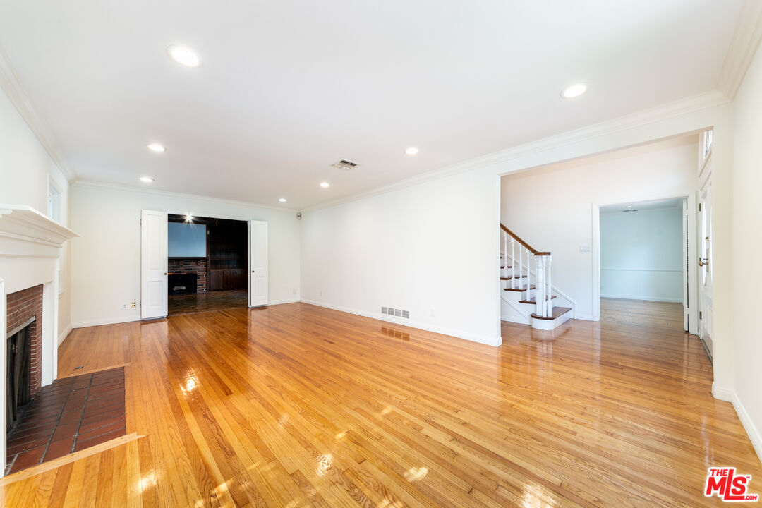 661 Warner Ave