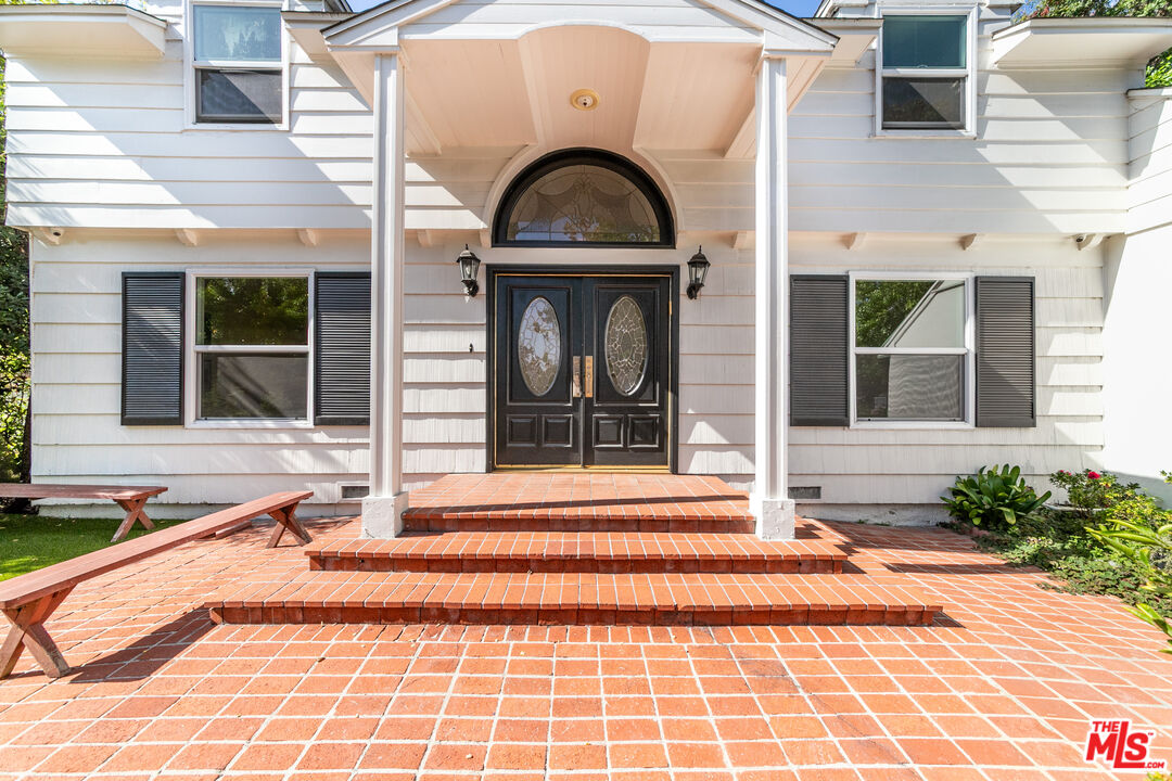 661 Warner Ave