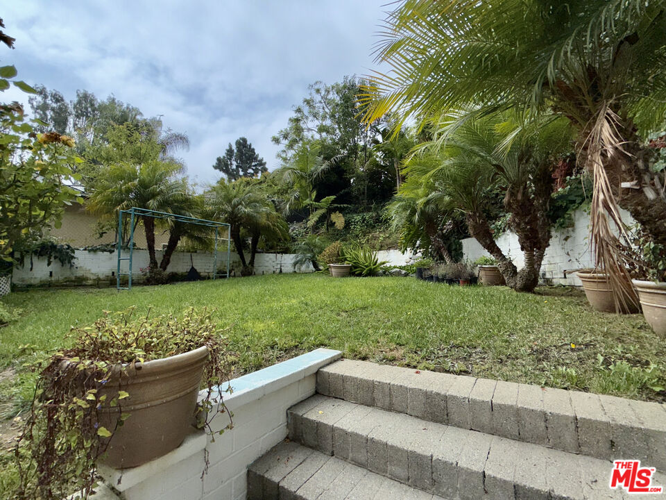 661 Warner Ave