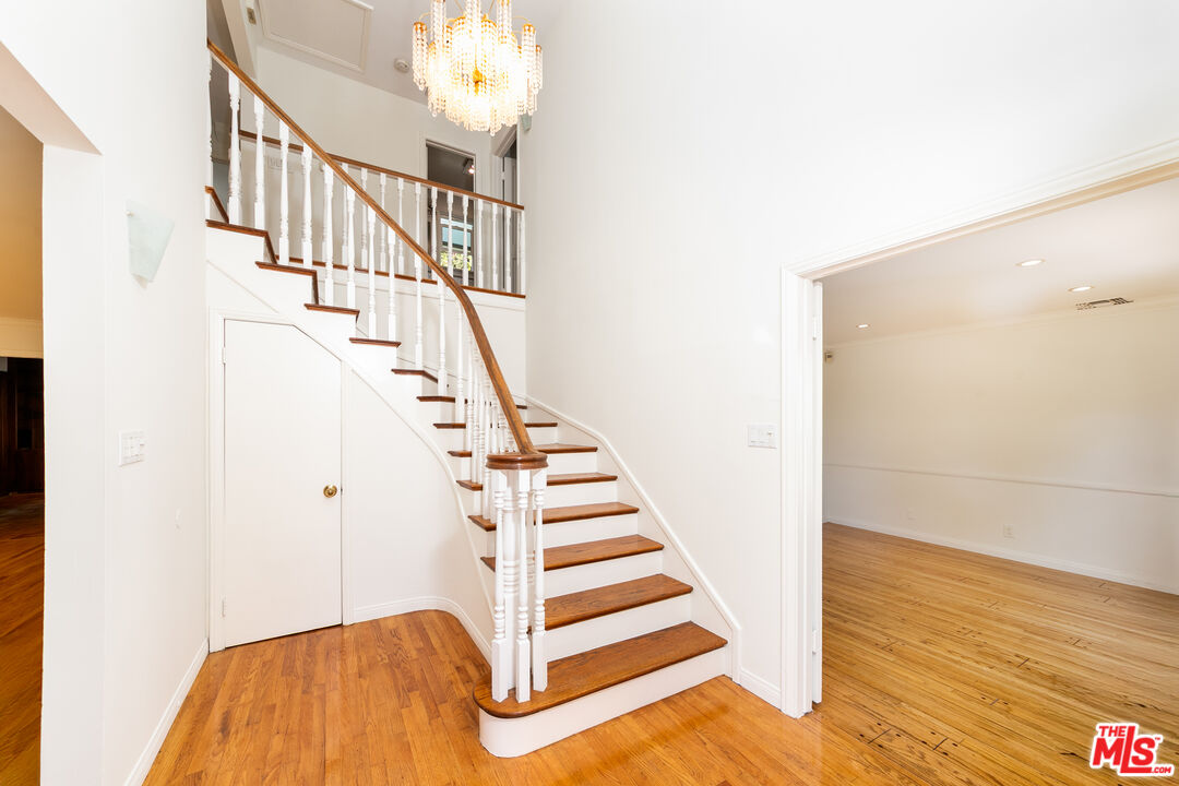 661 Warner Ave