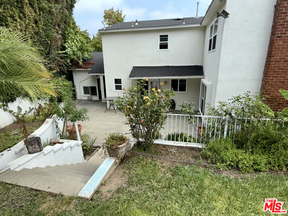 661 Warner Ave