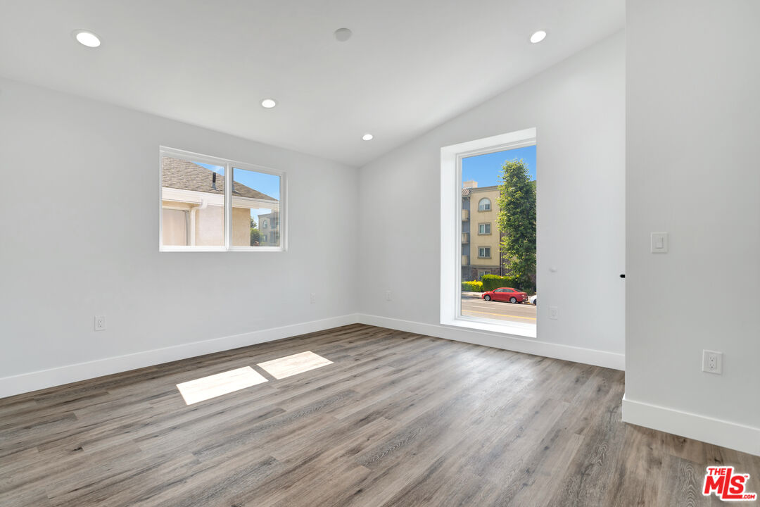 11611 Burbank Blvd Unit: 11611