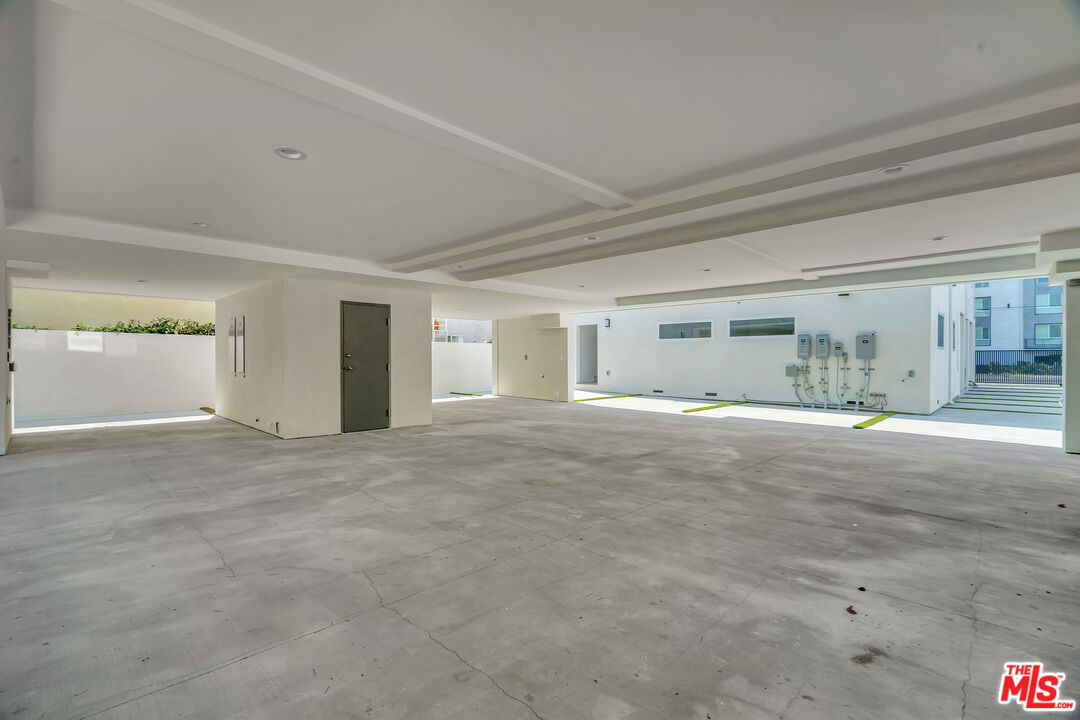 11611 Burbank Blvd Unit: 11611