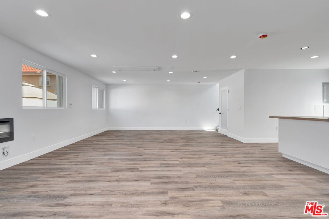 11611 Burbank Blvd Unit: 11611