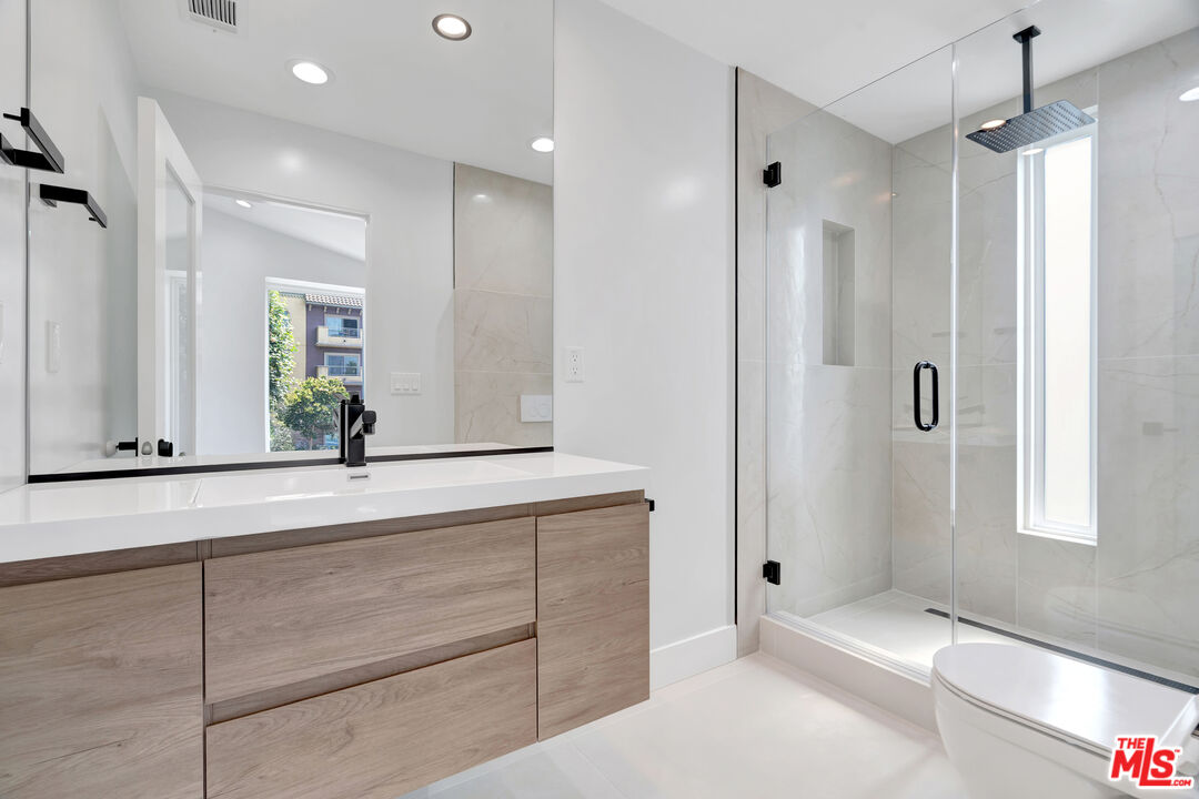 11611 Burbank Blvd Unit: 11611