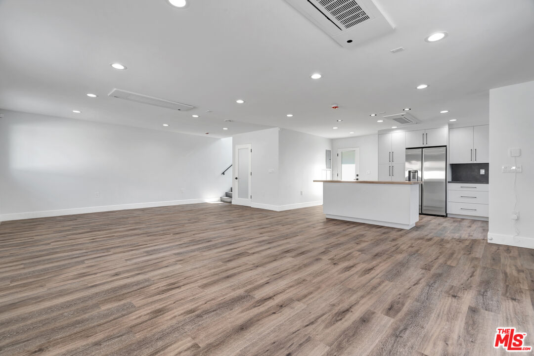 11611 Burbank Blvd Unit: 11611