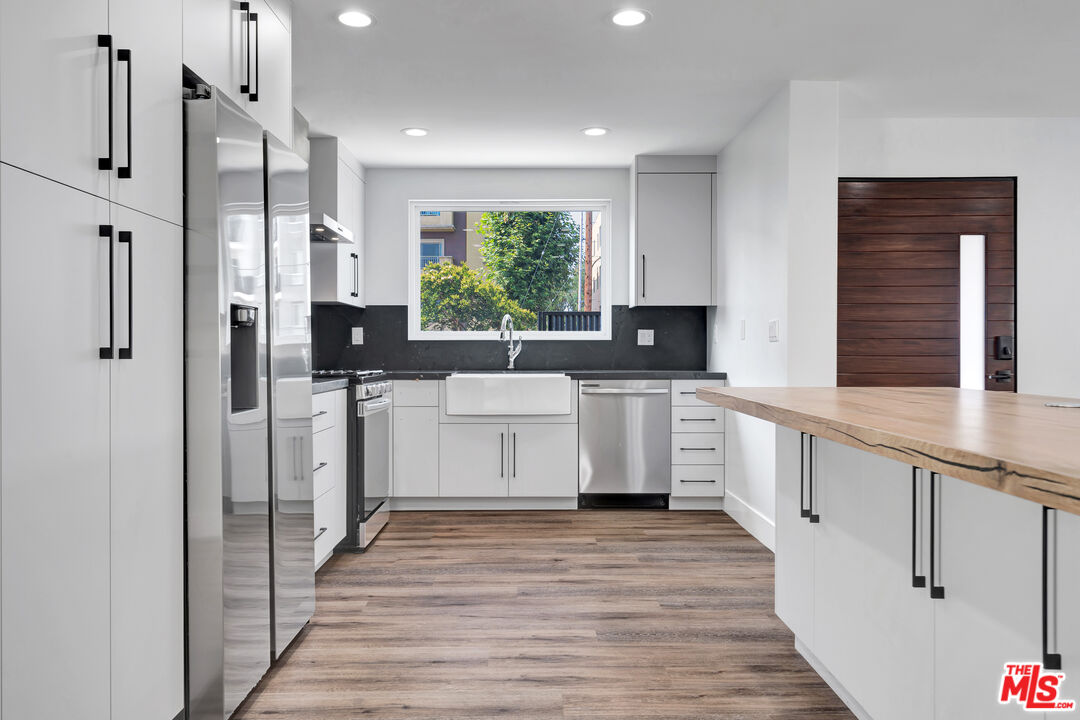 11611 Burbank Blvd Unit: 11611