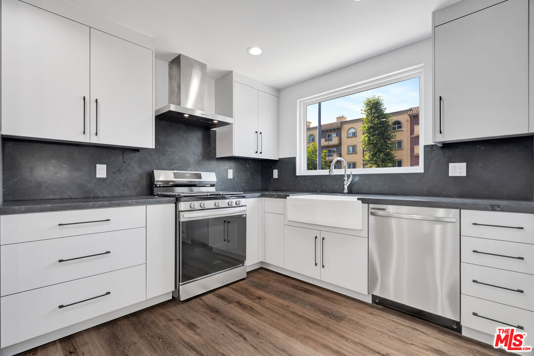 11611 Burbank Blvd Unit: 11611