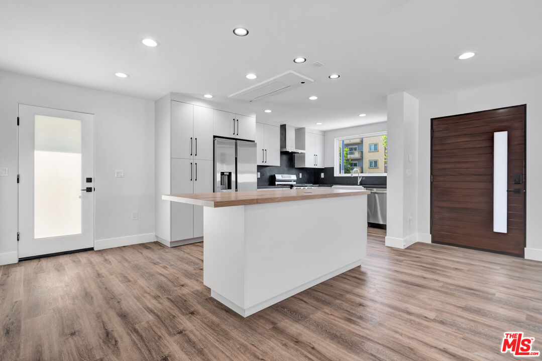 11611 Burbank Blvd Unit: 11611