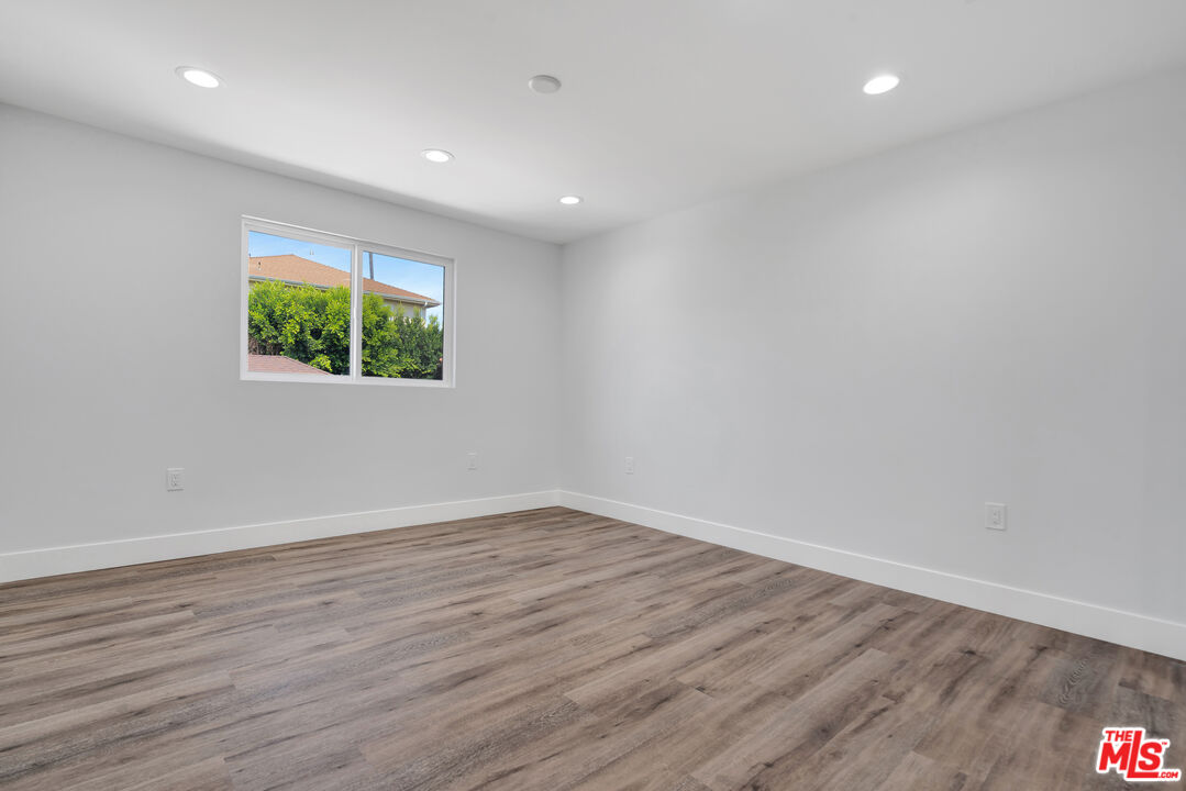 11611 Burbank Blvd Unit: 11611