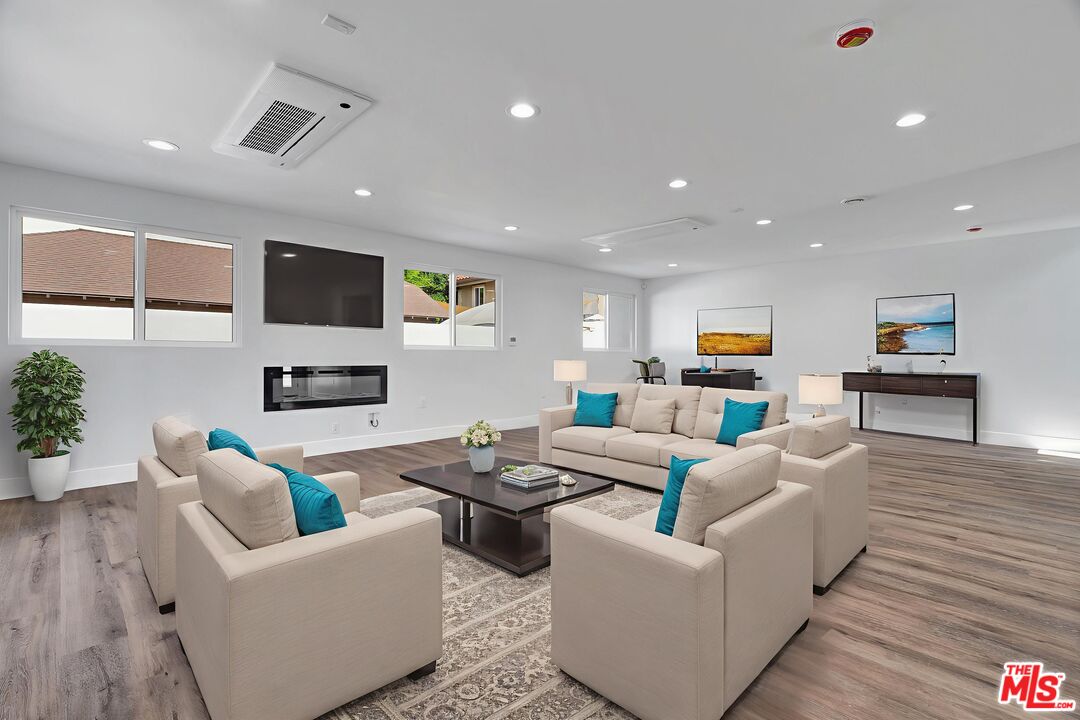 11611 Burbank Blvd Unit: 11611