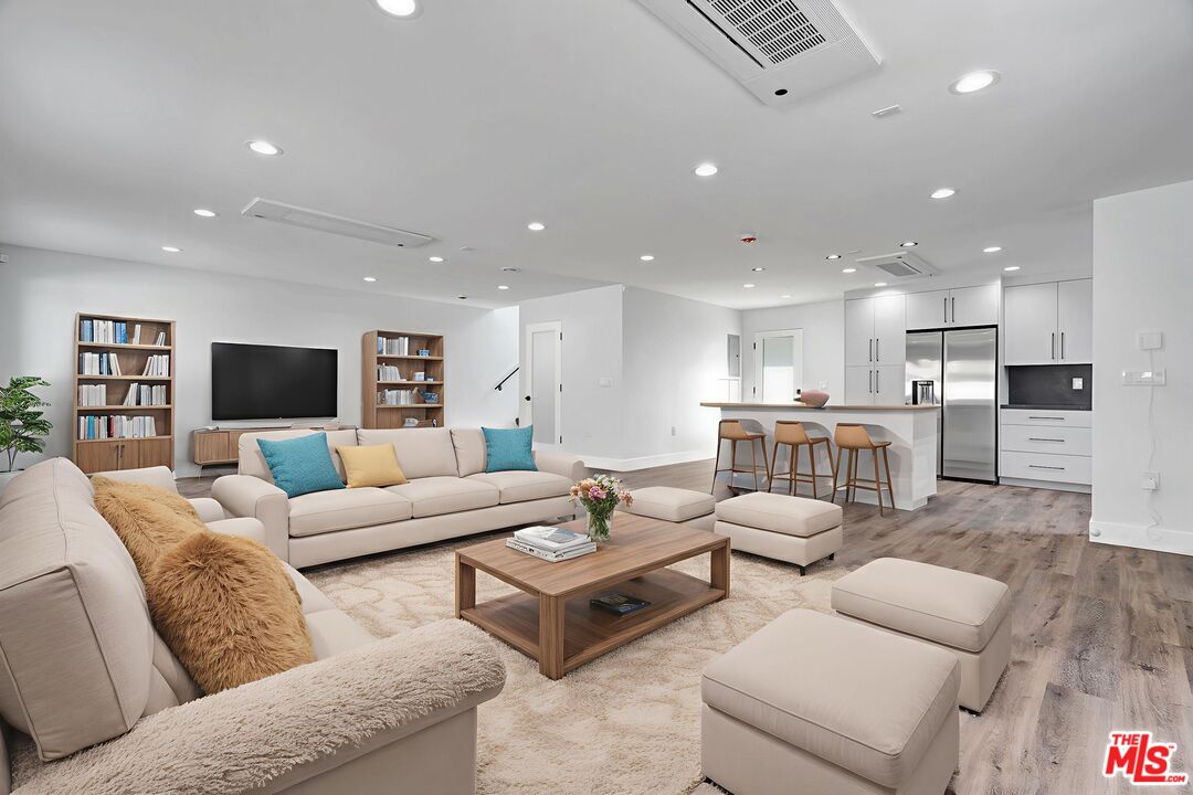 11611 Burbank Blvd Unit: 11611