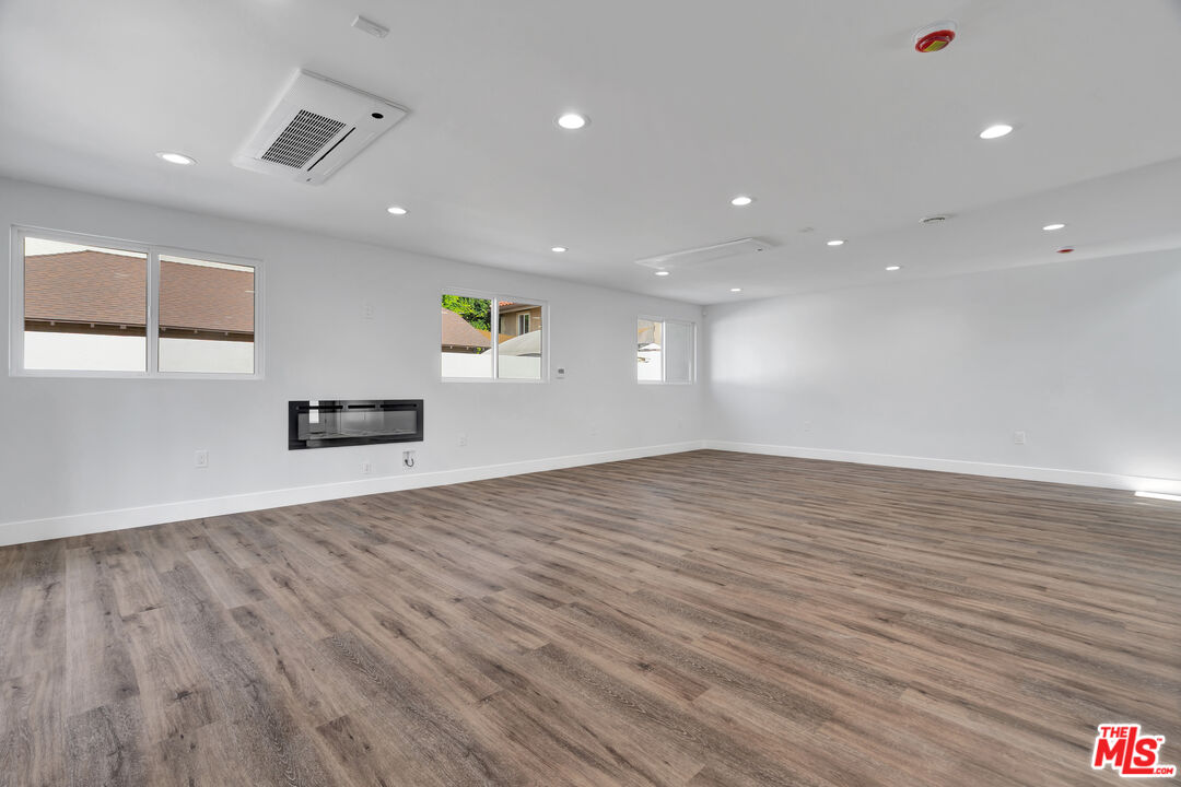 11611 Burbank Blvd Unit: 11611