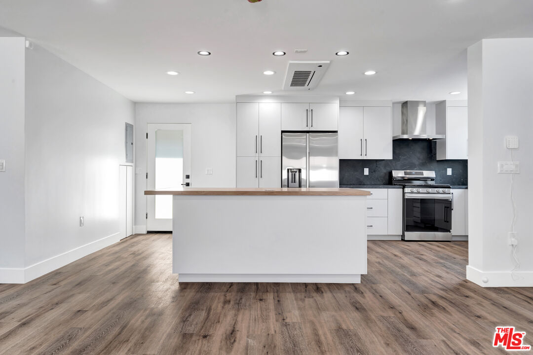 11611 Burbank Blvd Unit: 11611