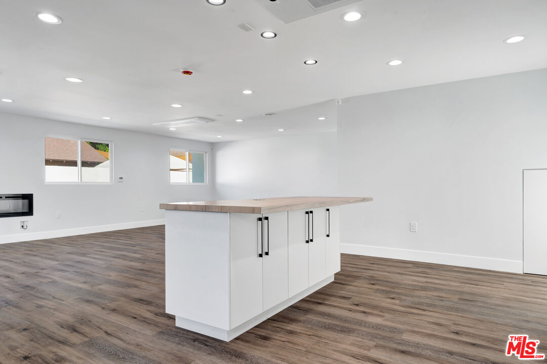 11611 Burbank Blvd Unit: 11611