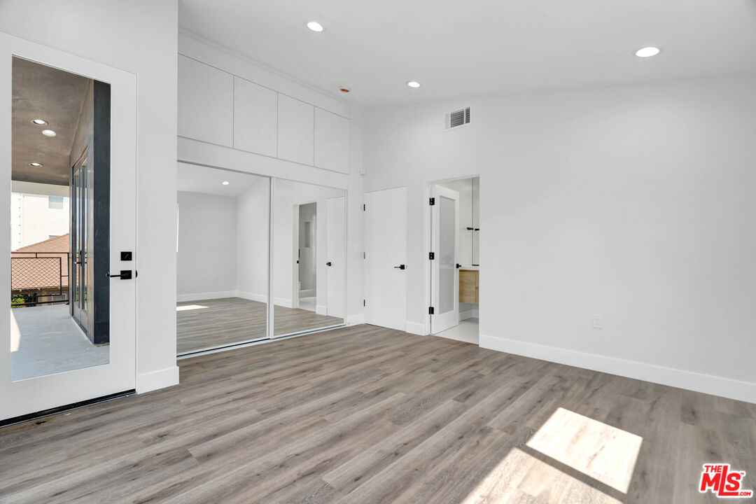 11611 Burbank Blvd Unit: 11611