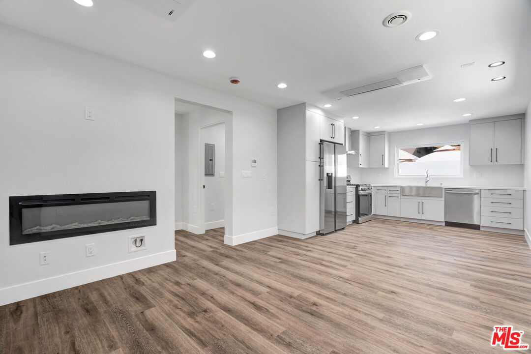 11611 Burbank Blvd Unit: 11613