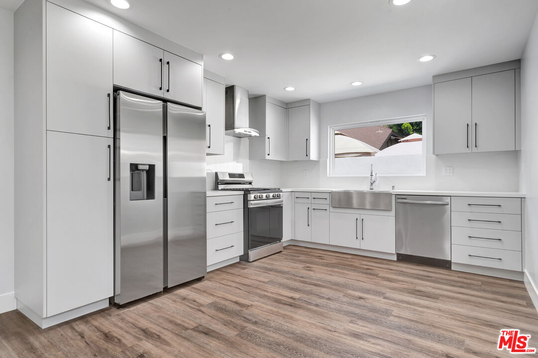 11611 Burbank Blvd Unit: 11613