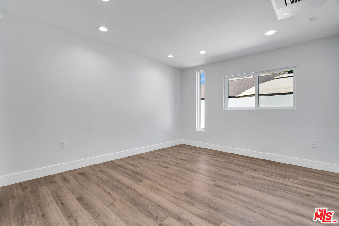 11611 Burbank Blvd Unit: 11615