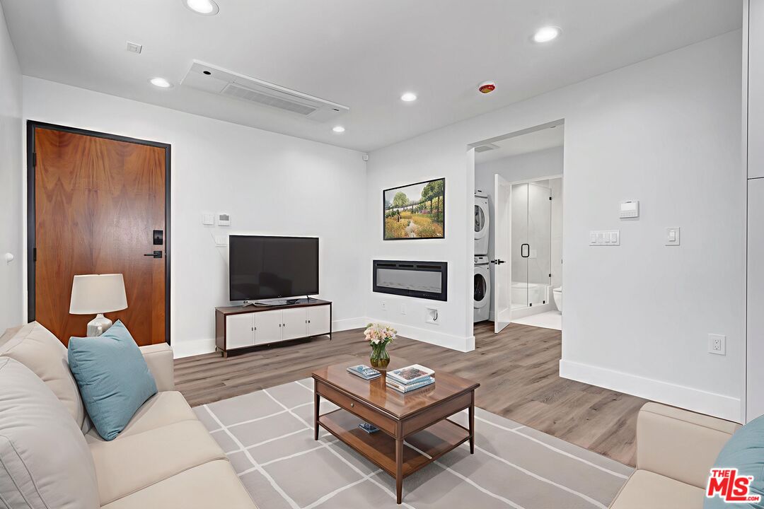 11611 Burbank Blvd Unit: 11615