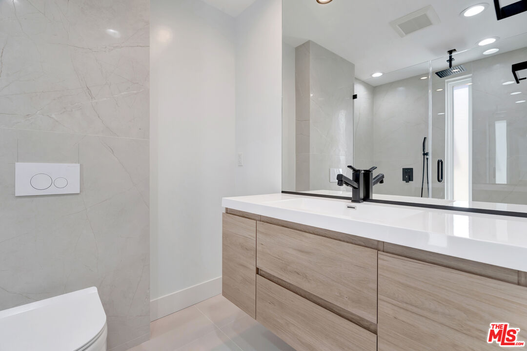 11611 Burbank Blvd Unit: 11615