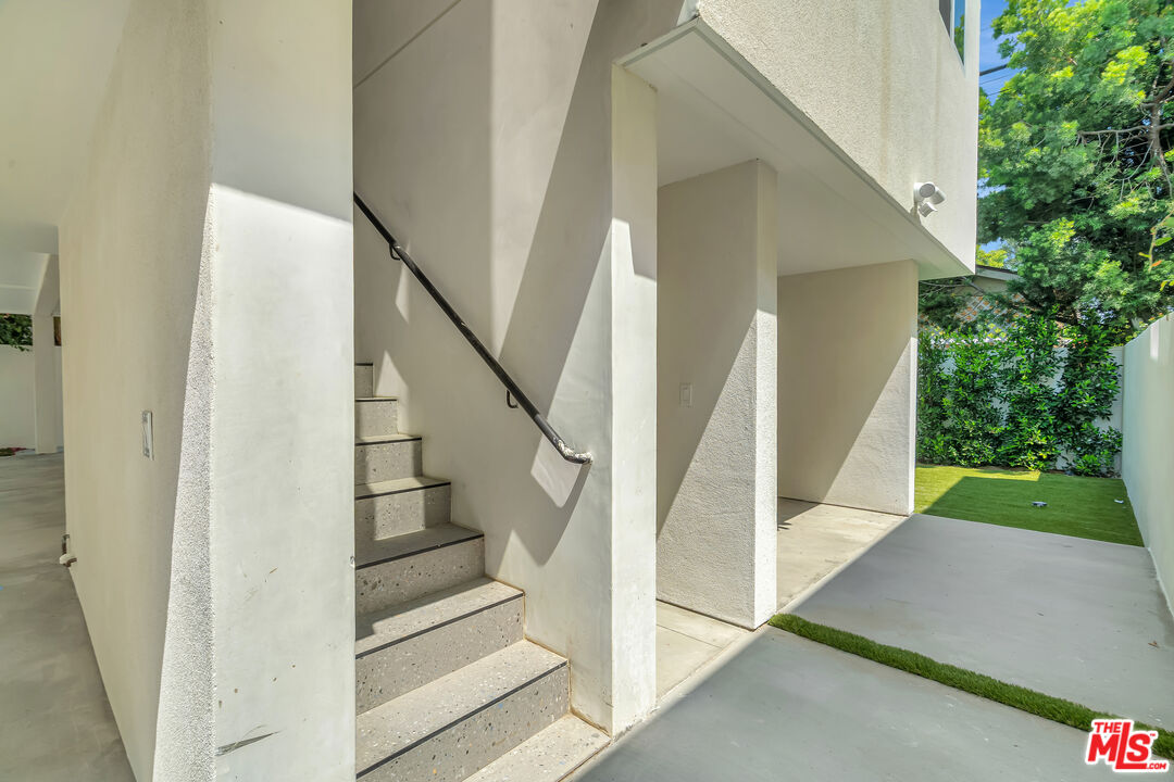 11611 Burbank Blvd Unit: 11615