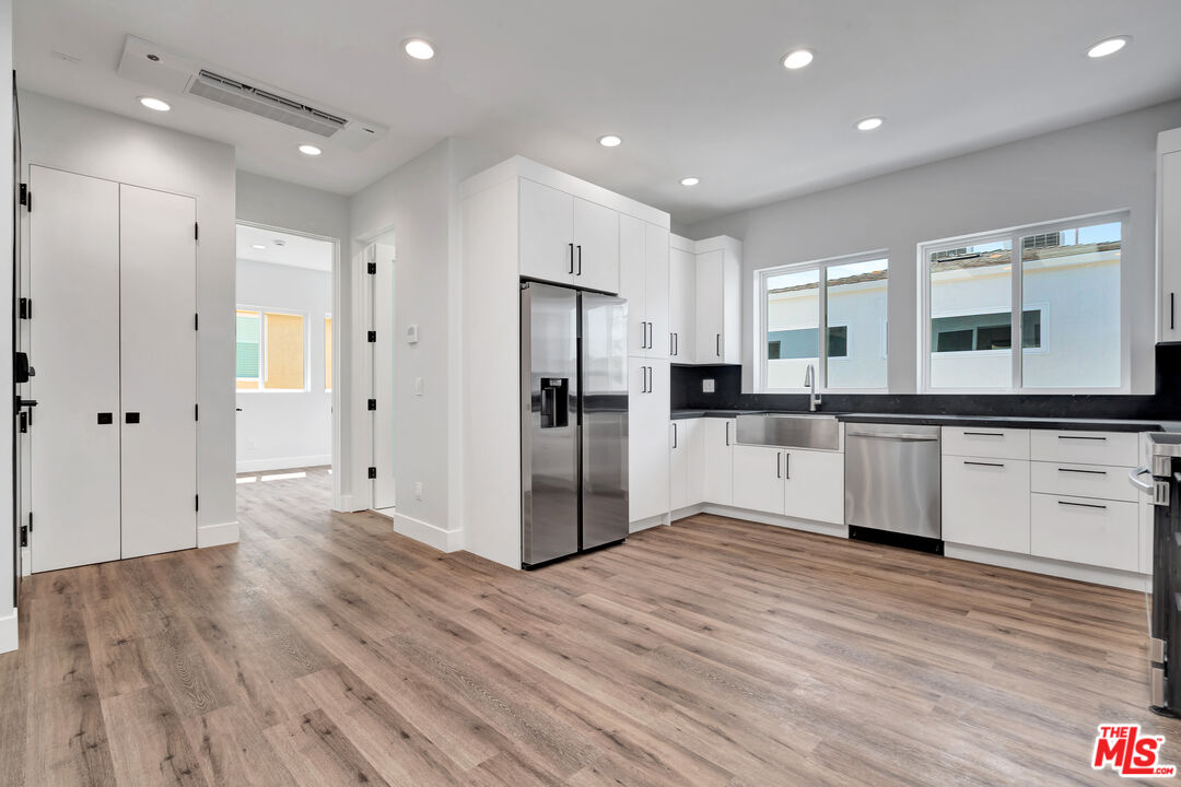 11611 Burbank Blvd Unit: 11615 1/2