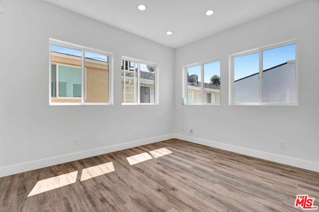 11611 Burbank Blvd Unit: 11615 1/2