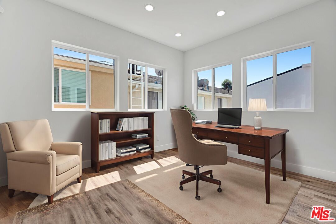 11611 Burbank Blvd Unit: 11615 1/2