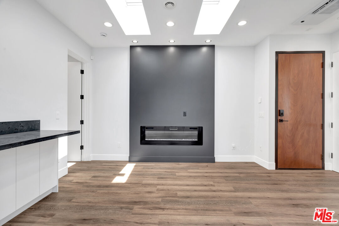 11611 Burbank Blvd Unit: 11615 1/2