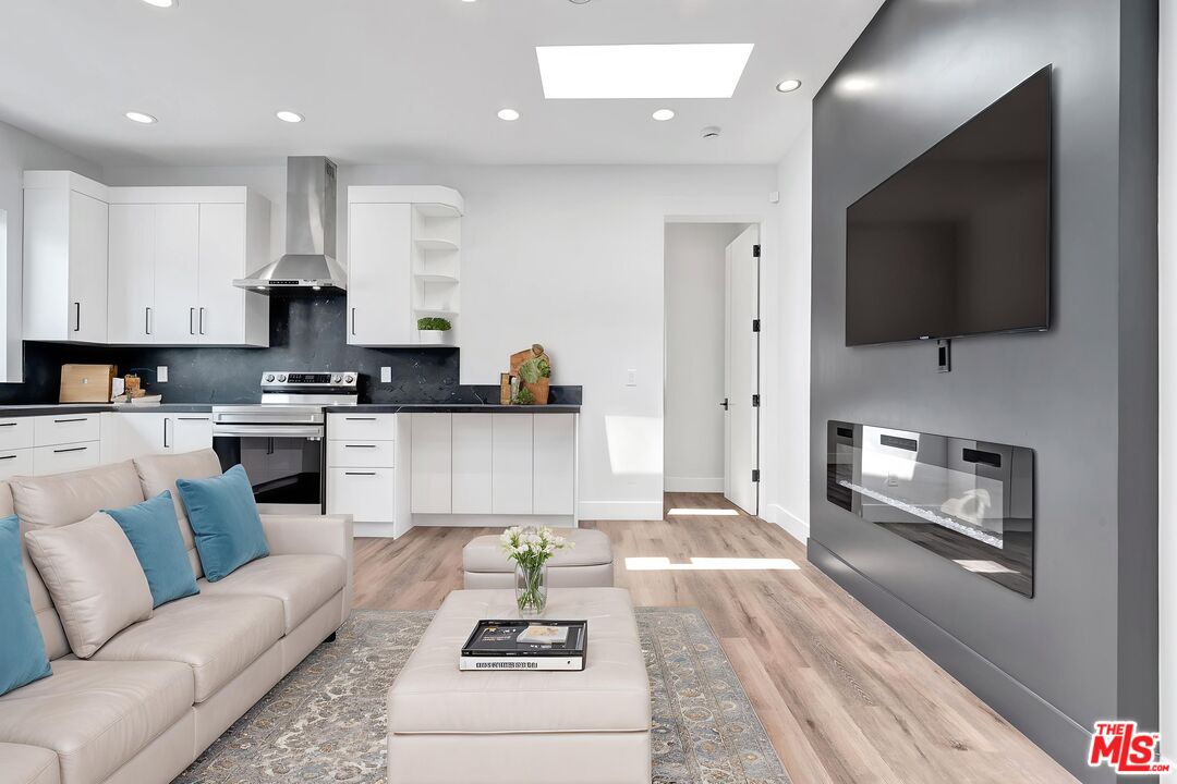 11611 Burbank Blvd Unit: 11615 3/4