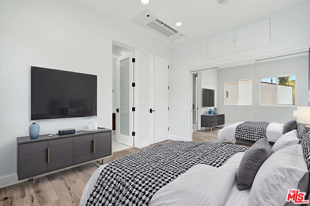 11611 Burbank Blvd Unit: 11615 3/4