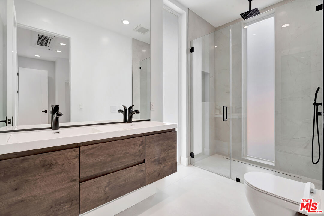 11611 Burbank Blvd Unit: 11615 3/4