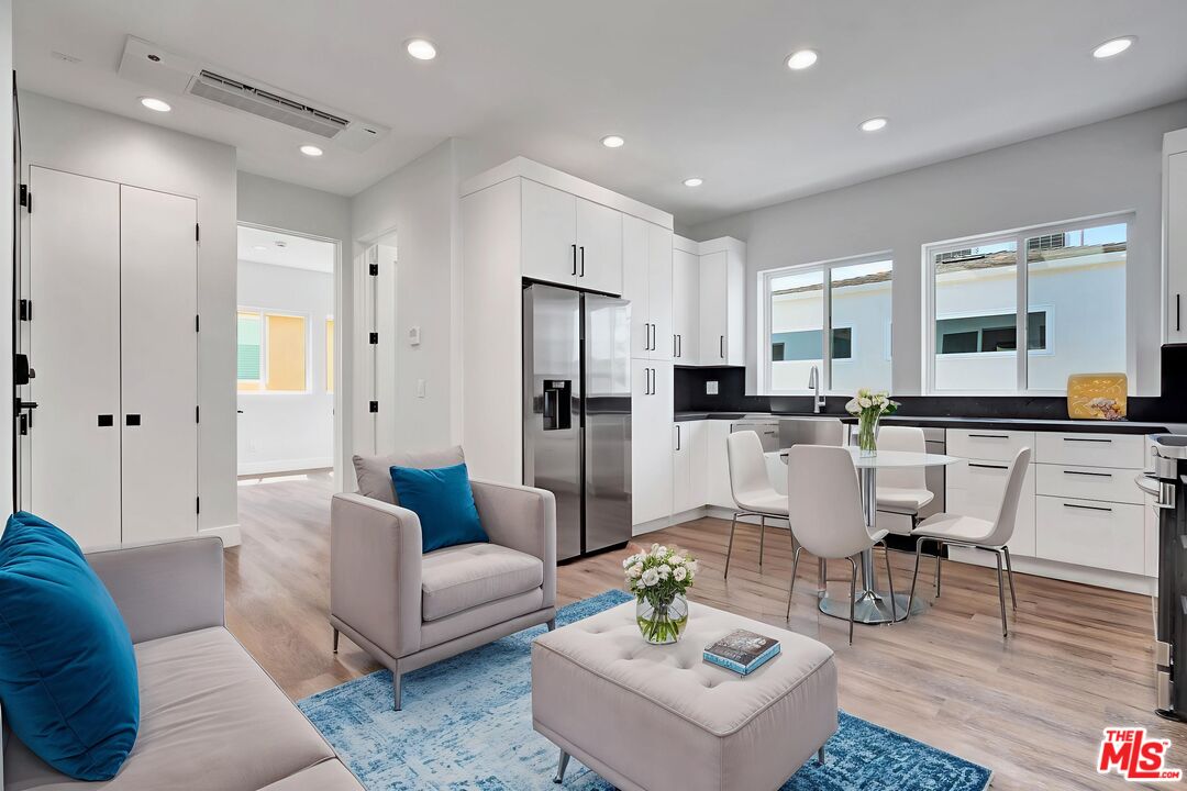 11611 Burbank Blvd Unit: 11615 3/4