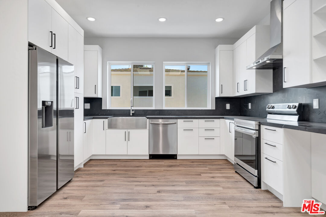 11611 Burbank Blvd Unit: 11615 3/4