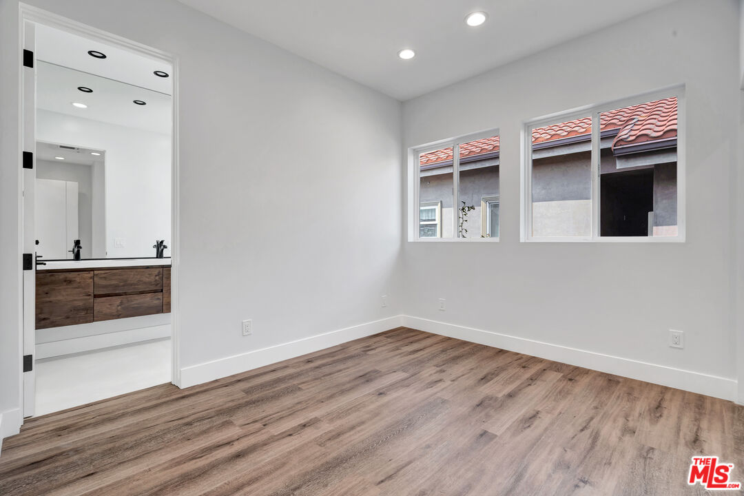 11611 Burbank Blvd Unit: 11615 3/4