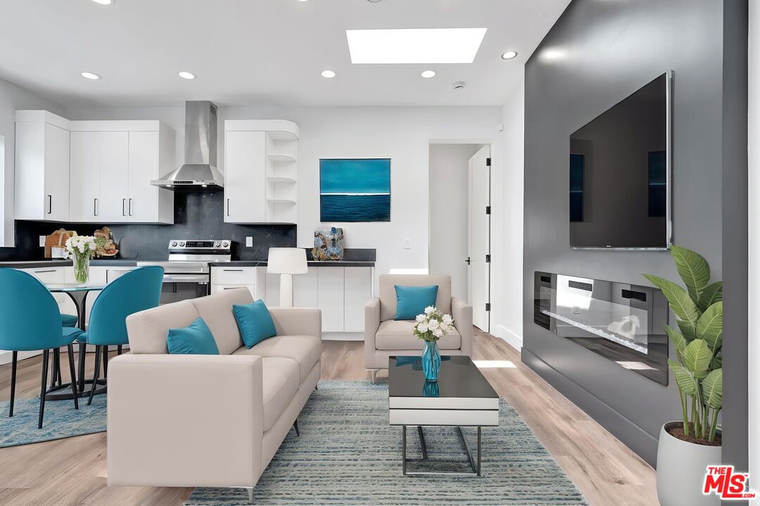11611 Burbank Blvd Unit: 11615 3/4