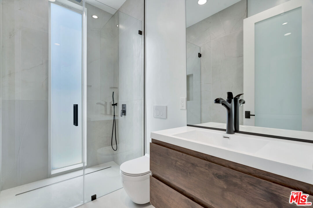 11611 Burbank Blvd Unit: 11615 3/4